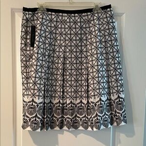 T Tahari Elegant Black and White Patterned Skirt